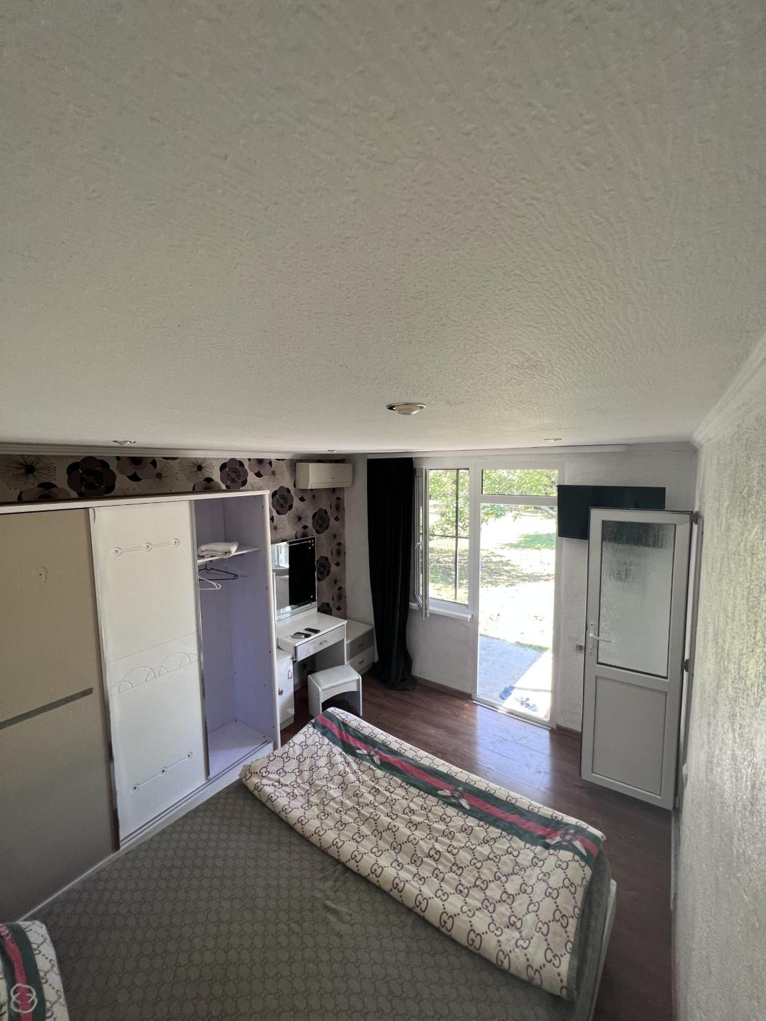 V Gostiakh U Maii Hotel Gagra Bagian luar foto